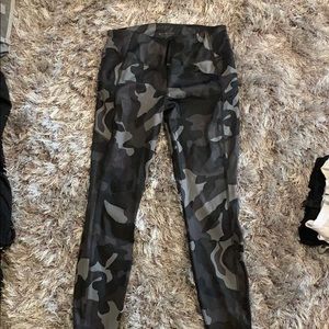 Athleta Ultimate stash pocket camo 7/8 tight